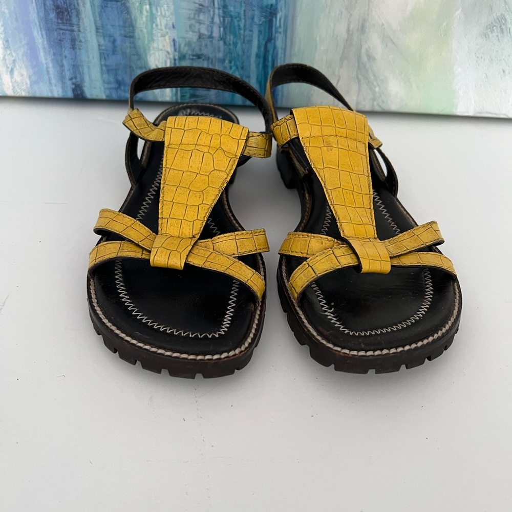 Donald J. Pliner Glori Italian Made Tread Sole Leather Sandals Size 7.5M